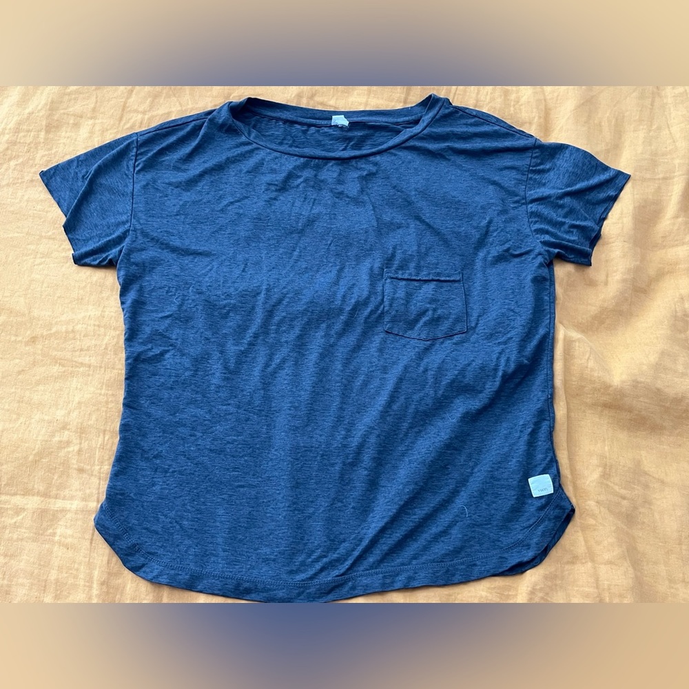 Vuori grey workout tee in Medium size.